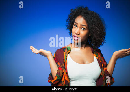Ritratto di giovane donna alzata Foto Stock