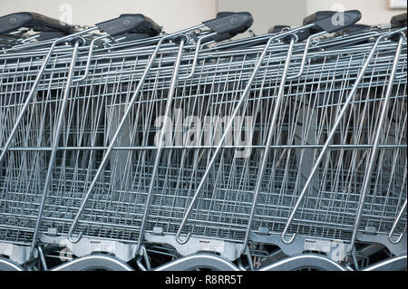 Carrelli della spesa al di fuori di Aldi in Warminster. Foto Stock