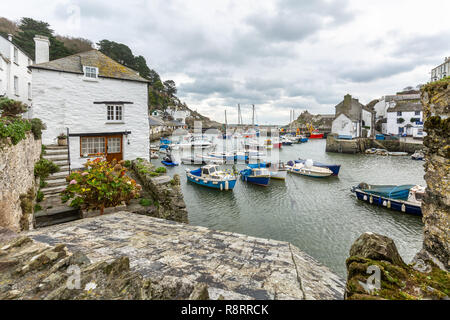 Vista tra cottages, presso lo storico e pittoresco porto di pescatori di Polperro, nella bellissima contea della Cornovaglia. Foto Stock