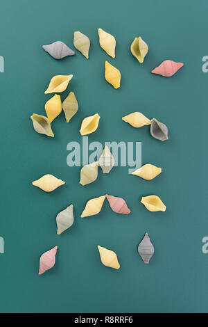 Pasta conchiglie su sfondo verde Foto Stock