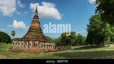 Le antiche rovine. Stupa con immagini scolpite di elefanti. Della Thailandia Foto Stock