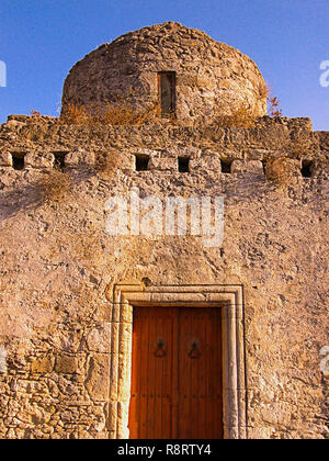 Cappella bizantina di Ayia Paraskevi, Cipro: la porta principale e la piccola cupola. Foto Stock