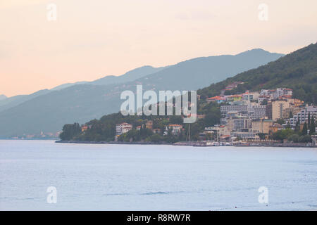 Tramonto all Abbazia Abbazia Croazia ripetendo la montagna bella estate in Europa Foto Stock