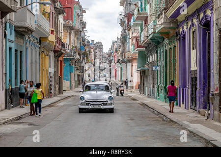 Scena di strada con il bianco americano auto vicino il Malacon all Avana, Cuba. Foto Stock