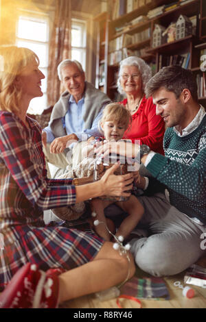 Famiglia allegra decora un Natale insieme Foto Stock