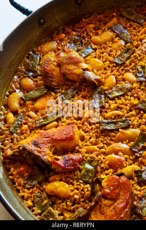 Paella Valenciana (con pollo e coniglio). Casa Rocher ristorante. Cullera. Albufera di Valencia parco naturale. Valencia. Comunidad Valenciana. Spagna. Foto Stock