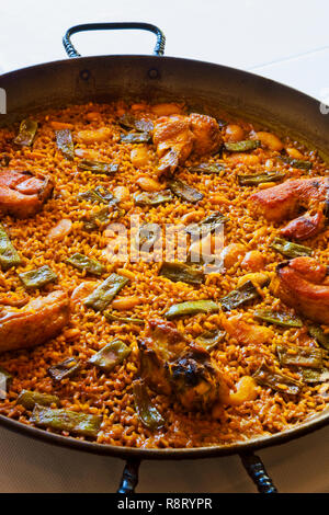 Paella Valenciana (con pollo e coniglio). Casa Rocher ristorante. Cullera. Albufera di Valencia parco naturale. Valencia. Comunidad Valenciana. Spagna. Foto Stock