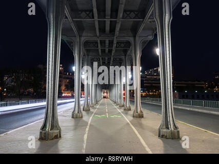 Pont de Bir-Hakeim di notte - Paris, France Foto Stock