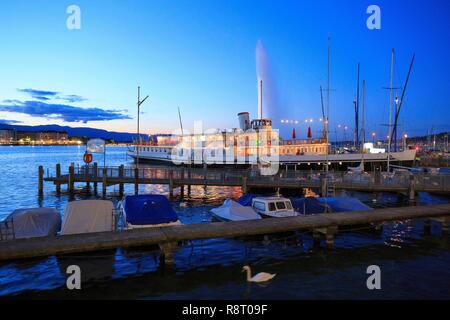 La Svizzera, Ginevra, Ginevra Harbour, Gustave Ador wharf, Jet d'Eau sul lago di Ginevra Foto Stock