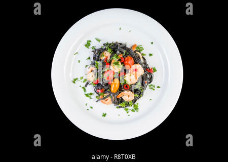 Nero Seppia Fettuccine con gamberi o gamberetti pomodori ciliegia, prezzemolo, peperoncino in vino e salsa di burro. Foto Stock