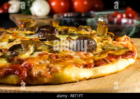 La pizza fatta in casa con formaggio e funghi selvatici. Foto Stock