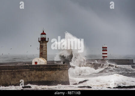 Faro di Felgueiras, Porto, le tempeste con onde enormi Foto Stock