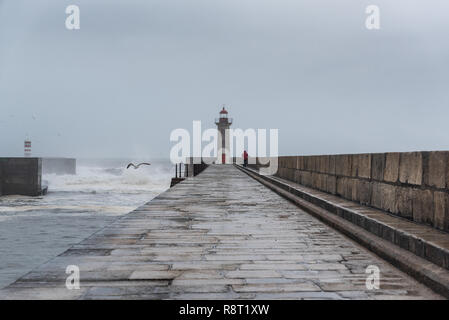 Faro di Felgueiras, Porto, le tempeste con onde enormi Foto Stock