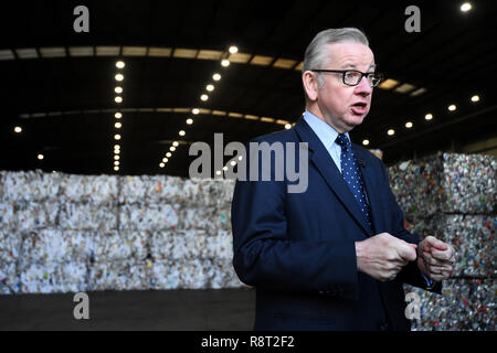 È sotto embargo per 0001 Martedì 18 Dicembre ambiente segretario Michael Gove parla di media a Veolia Gestione Integrata dei Rifiuti Facility a Southwark, Londra Sud, precedendo la prossima settimana il lancio del governo di risorse e di strategia in materia di rifiuti. Foto Stock