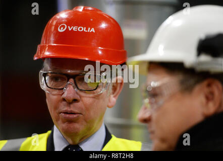 Ambiente segretario Michael Gove visiti la Veolia Gestione Integrata dei Rifiuti Facility a Southwark, Londra Sud, precedendo la prossima settimana il lancio del governo di risorse e di strategia in materia di rifiuti. Foto Stock