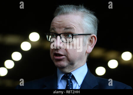 È sotto embargo per 0001 Martedì 18 Dicembre ambiente segretario Michael Gove parla di media a Veolia Gestione Integrata dei Rifiuti Facility a Southwark, Londra Sud, precedendo la prossima settimana il lancio del governo di risorse e di strategia in materia di rifiuti. Foto Stock