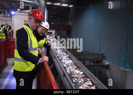 È sotto embargo per 0001 Martedì 18 Dicembre ambiente segretario Michael Gove (sinistra) visite il Veolia Gestione Integrata dei Rifiuti Facility a Southwark, Londra Sud, precedendo la prossima settimana il lancio del governo di risorse e di strategia in materia di rifiuti. Foto Stock