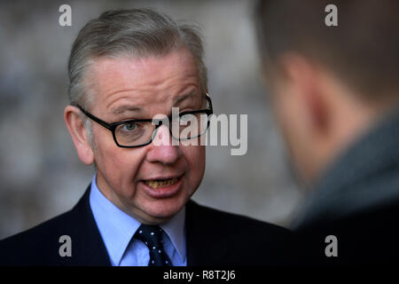 È sotto embargo per 0001 Martedì 18 Dicembre ambiente segretario Michael Gove parla di media a Veolia Gestione Integrata dei Rifiuti Facility a Southwark, Londra Sud, precedendo la prossima settimana il lancio del governo di risorse e di strategia in materia di rifiuti. Foto Stock