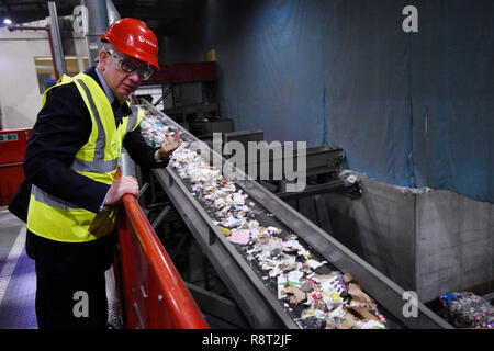 È sotto embargo per 0001 Martedì 18 Dicembre ambiente segretario Michael Gove visiti la Veolia Gestione Integrata dei Rifiuti Facility a Southwark, Londra Sud, precedendo la prossima settimana il lancio del governo di risorse e di strategia in materia di rifiuti. Foto Stock