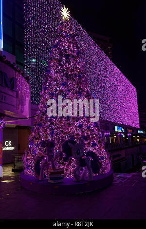 Orchard Road luci di Natale e albero in Singapore, con un tema di Disney, rosa e i personaggi dei cartoni animati Foto Stock