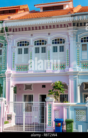 I dettagli di architettura di Koon Seng Road tonalità pastello Paranakan tradizionali botteghe, Katong, Singapore Foto Stock