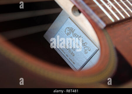 Martin & Co 1833 logo all'interno del foro del suono di chitarra acustica, close up Foto Stock