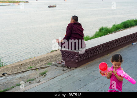 Monaco rilassante sulla predicare Sisowath quay lungo il fiume Tonle Sap in Phnom Penh Cambogia Foto Stock