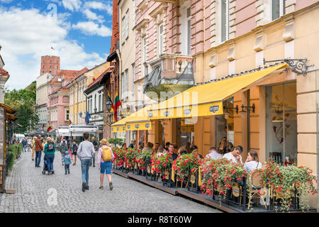 Ristorante e negozi a Pilies street (Pilies Gatvė) nella Città Vecchia di Vilnius, Lituania Foto Stock