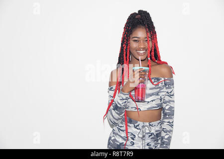 Ritratto sorridente, fiducioso giovane donna frullato potabile Foto Stock