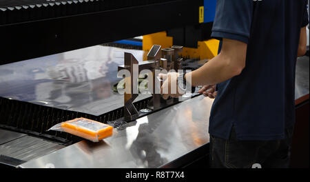 Lavoratore operare CNC macchine taglio laser taglio del tubo Foto Stock