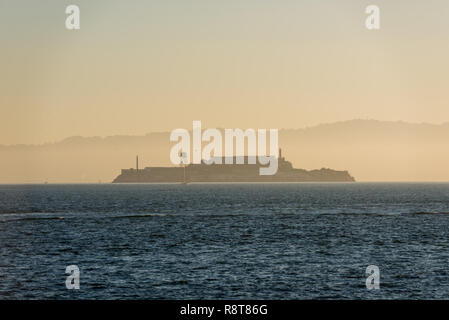 Isola e la prigione di Alcatraz a sunrise da Fort Point, San Francisco Foto Stock