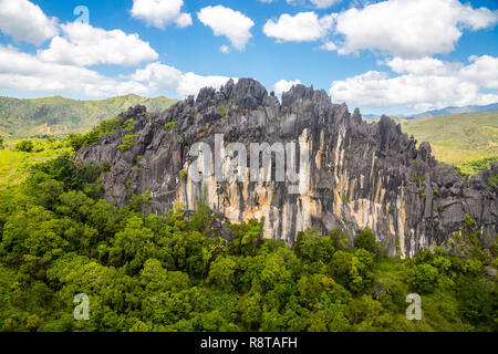 Aghi appuntiti di nero picchi vulcanici. Le montagne vicino al Mont Aoupinie e Poya river, vista aerea. Provincia del Nord, Nuova Caledonia, Melanesia, Oceania. Foto Stock