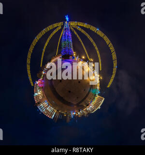 Anno nuovo piccolo pianeta. Antenna sferica 360 panorama gradi vista notturna su una festosa piazza con un albero di Natale Foto Stock