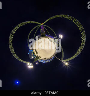Anno nuovo piccolo pianeta. Antenna sferica 360 panorama gradi vista notturna su una festosa piazza con un albero di Natale Foto Stock