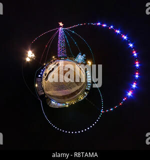 Anno nuovo piccolo pianeta. Antenna sferica 360 panorama gradi vista notturna su una festosa piazza con un albero di Natale Foto Stock