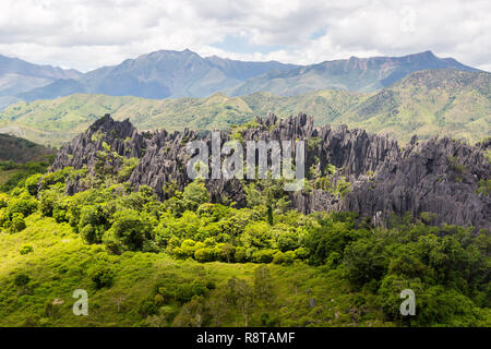 Aghi appuntiti di nero picchi vulcanici. Le montagne vicino al Mont Aoupinie e Poya river, vista aerea. Provincia del Nord, Nuova Caledonia, Micronesia, Oceania. Foto Stock