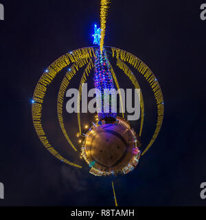 Anno nuovo piccolo pianeta. Antenna sferica 360 panorama gradi vista notturna su una festosa piazza con un albero di Natale Foto Stock