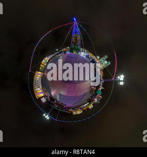 Anno nuovo piccolo pianeta. Antenna sferica 360 panorama gradi vista notturna su una festosa piazza con un albero di Natale Foto Stock