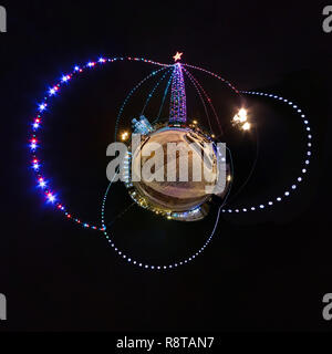 Anno nuovo piccolo pianeta. Antenna sferica 360 panorama gradi vista notturna su una festosa piazza con un albero di Natale Foto Stock
