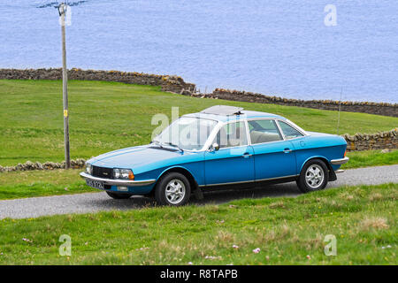 Blue 1973 NSU Ro 80 / NSU Ro80 classico tedesco auto guidando lungo la strada costiera Foto Stock