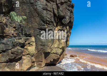 Kanak incisioni rupestri su una spiaggia nei pressi di Canala e Nakety, Provincia del Nord della Nuova Caledonia, Melanesia, Oceania. Arte aborigena I popoli indigeni sculture. Foto Stock