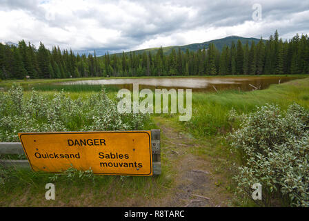 Segnale di avvertimento sulle sabbie mobili al lago ocra (vicino al lago di Annette), il Parco Nazionale di Jasper, montagne rocciose, Alberta, Canada Foto Stock