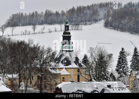 Seiffen, Germania. 15 Dic, 2018. La chiesa di montagna nel villaggio di giocattolo Seiffen è coperto di neve. La chiesa a pianta ottagonale è stata costruita secondo un disegno dal Mastro carpentiere Christian Gotthelf Reuther (1742-1795) e si basa sui piani per Dresda Frauenkirche. Credito: Hendrik Schmidt/dpa-Zentralbild/ZB/dpa/Alamy Live News Foto Stock