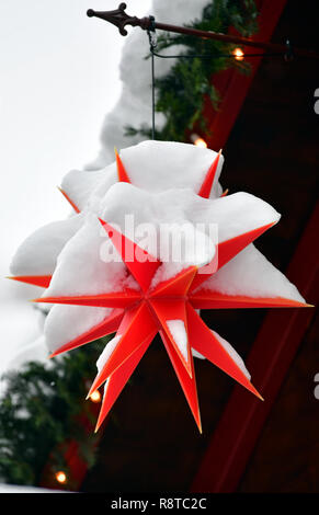 Seiffen, Germania. 15 Dic, 2018. Neve si trova su un Herrnhut poinsettia nel villaggio di giocattoli di Seiffen. Durante l'avvento Seiffen è considerato un magnete turistico e attira numerosi turisti da casa e all'estero. Credito: Hendrik Schmidt/dpa-Zentralbild/ZB/dpa/Alamy Live News Foto Stock