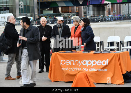 Londra, Regno Unito. Xvii Dec, 2018. Penny appello Team Orange scoprimento 5 life-size ice statue "Gesù cosa avrebbe fatto?", che simboleggia le famiglie senzatetto per promuovere la loro campagna invernale. La famiglia congelati illustrerà la situazione di 140* famiglie che diventare senzatetto quotidiano e la 900* i bambini che diventano senzatetto ogni mese il 17 dicembre a Canary Wharf, Londra, Regno Unito. Credito: Picture Capital/Alamy Live News Foto Stock