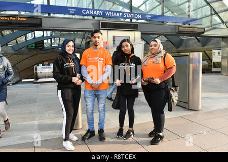 Londra, Regno Unito. Xvii Dec, 2018. Penny appello Team Orange scoprimento 5 life-size ice statue "Gesù cosa avrebbe fatto?", che simboleggia le famiglie senzatetto per promuovere la loro campagna invernale. La famiglia congelati illustrerà la situazione di 140* famiglie che diventare senzatetto quotidiano e la 900* i bambini che diventano senzatetto ogni mese il 17 dicembre a Canary Wharf, Londra, Regno Unito. Credito: Picture Capital/Alamy Live News Foto Stock