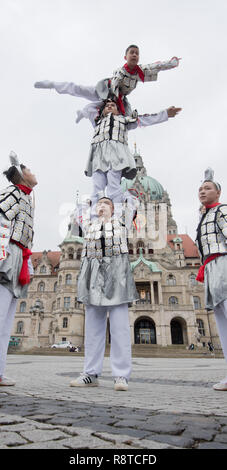 Hannover, Germania. Xvii Dec, 2018. Artisti del Circo nazionale cinese pongono di fronte al Municipio nuovo. Gli artisti si esibiranno come Circo di Natale nella capitale dello stato dal 22 al 31 dicembre. Credito: Julian Stratenschulte/dpa/Alamy Live News Foto Stock