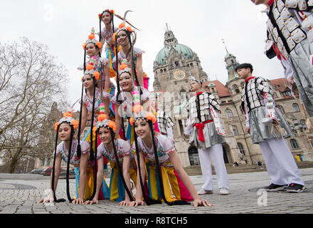 Hannover, Germania. Xvii Dec, 2018. Artisti del Circo nazionale cinese pongono di fronte al Municipio nuovo. Gli artisti si esibiranno come Circo di Natale nella capitale dello stato dal 22 al 31 dicembre. Credito: Julian Stratenschulte/dpa/Alamy Live News Foto Stock