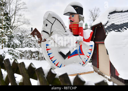 Seiffen, Germania. 15 Dic, 2018. Neve si trova sulla cosiddetta "eiffener Reiterlein' nel villaggio di giocattoli di Seiffen. Durante l'avvento Seiffen è considerato un magnete turistico e attira numerosi turisti da casa e all'estero. Credito: Hendrik Schmidt/dpa-Zentralbild/ZB/dpa/Alamy Live News Foto Stock