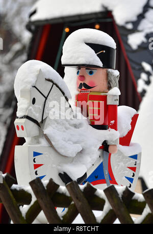 Seiffen, Germania. 15 Dic, 2018. Neve si trova sulla cosiddetta "eiffener Reiterlein' nel villaggio di giocattoli di Seiffen. Durante l'avvento Seiffen è considerato un magnete turistico e attira numerosi turisti da casa e all'estero. Credito: Hendrik Schmidt/dpa-Zentralbild/ZB/dpa/Alamy Live News Foto Stock